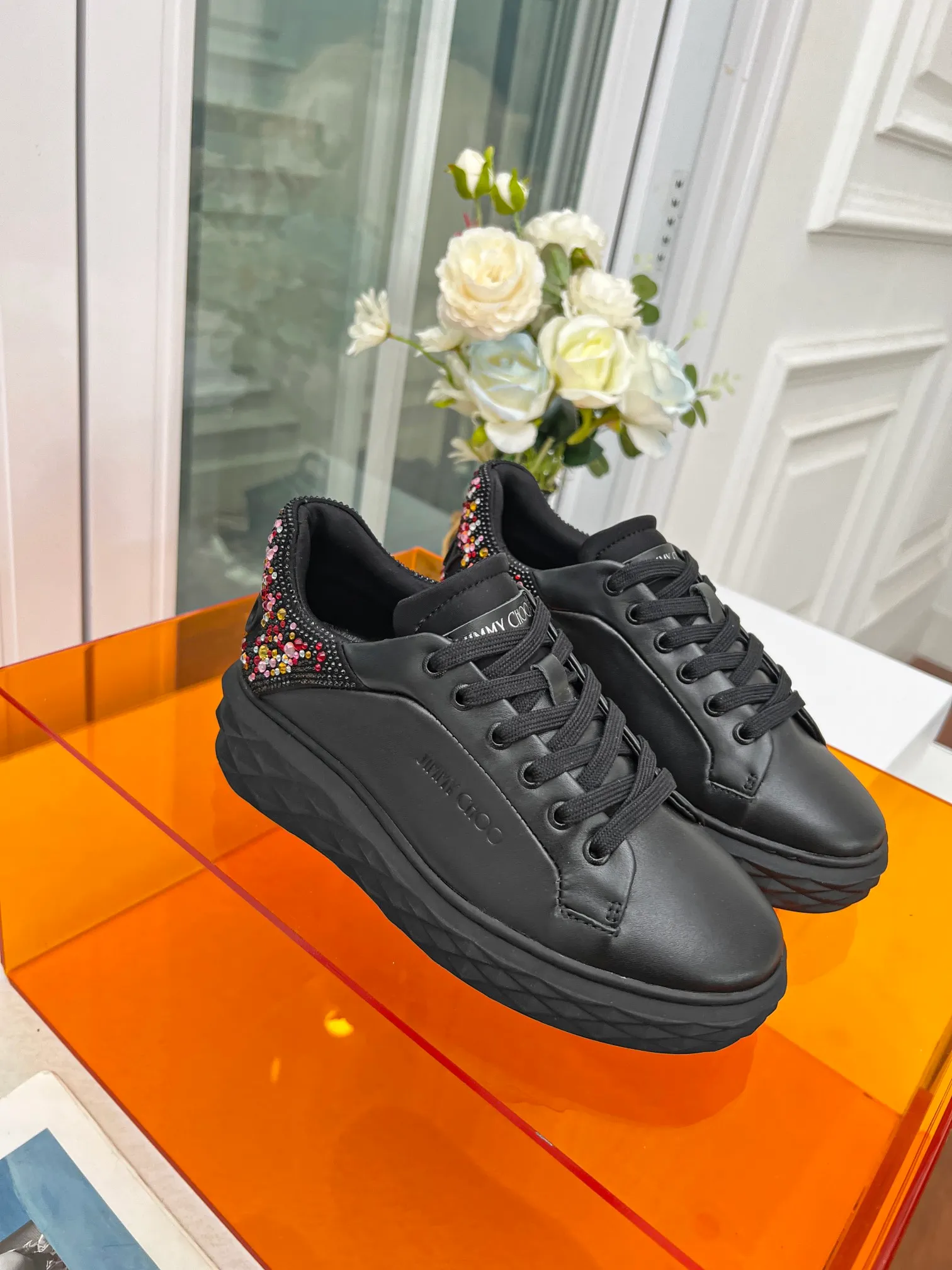 👟👟Ex-factory price 640👟👟 (hot tail diamond) Jimmy choo Jimmy Choo 2024 spring and summer Jc new Diamond New sneaker series 🔥The upper is made of original customized cowhide leather spliced with breathable Lycra embellished with Swarovski crystal diamonds to enjoy the brand's luxury and trend 💥The soles are made of brand elements to resist diamond multi-faceted cutting and have a full three-dimensional feel 🎵The soles are gradually thinner and thicker, and the design makes them more comfortable without any visual pressure 🌹A Diamond sneaker that is fashionable, comfortable, versatile and luxurious is worth owning🧚‍♀️ Fabric: Original imported top layer 🐂 cowhide Lining: Original Lycra breathable lining Feet: Original injection molded 🐑 Sheepskin Outsole: Original glass glue combined sole Size: 34-41 (customized size 34.41 is non-refundable)